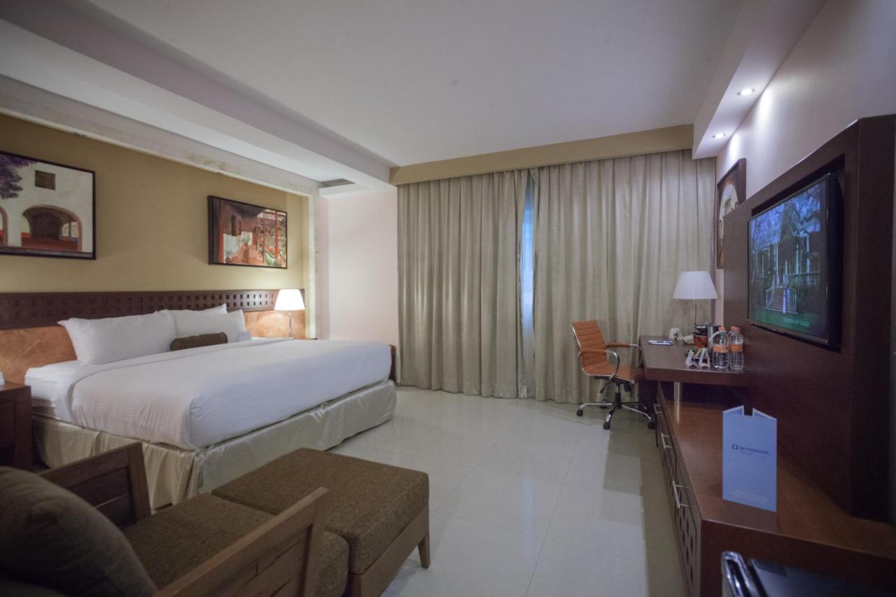 วินด์แฮม เมริดา Hotel ภายนอก รูปภาพ