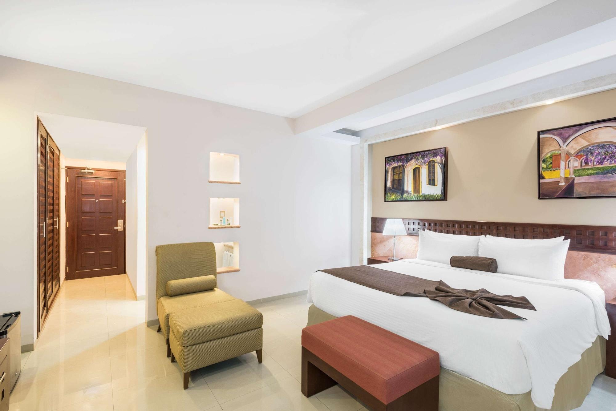 วินด์แฮม เมริดา Hotel ภายนอก รูปภาพ
